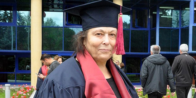 65 yaşında üçüncü üniversiteden mezun oldu