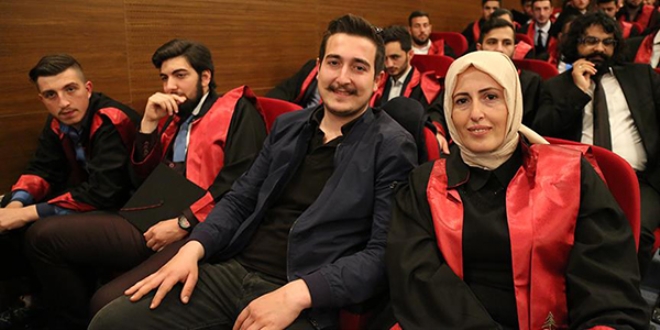 Oğluyla birlikte devam ettiği okulundan mezun oldu