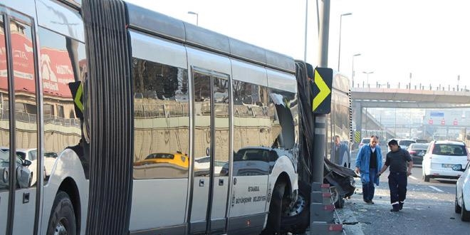Metrobs bariyerlere arpt, 6 yolcu yaraland