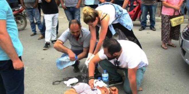 Kazazedelere yoldan geçen hemşire müdahale etti