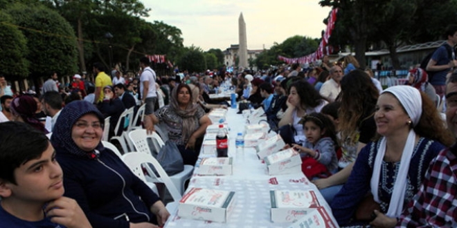 30 bin kii ilk iftarn Sultanahmet'te at