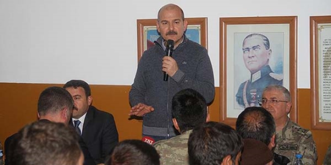 Bakan Soylu Mehmetçik ile Tendürek'te sahur yaptı