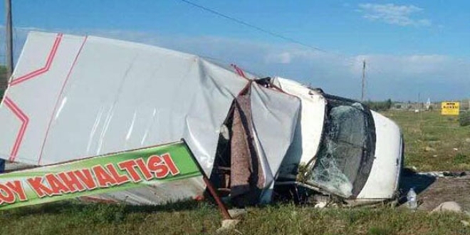 İşçi taşıyan kamyonet devrildi: Ölü ve yaralılar var