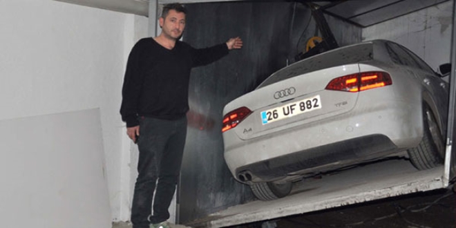 Otomobilini 1 yıldır asansörden çıkaramıyor