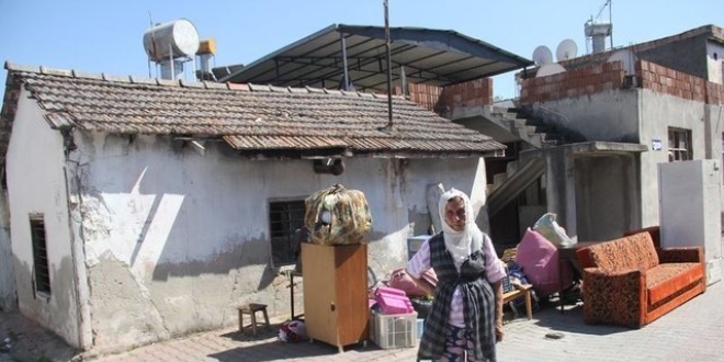 Adana'da sokağa atılan yaşlı kadın koruma altına alındı