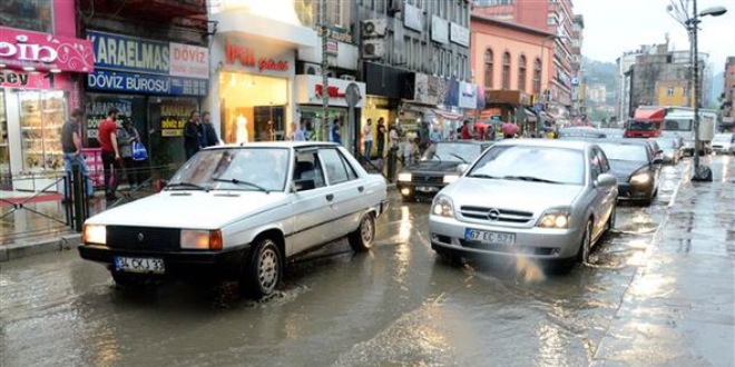 Yozgat'ta sağanak ve dolu hayatı olumsuz etkiledi