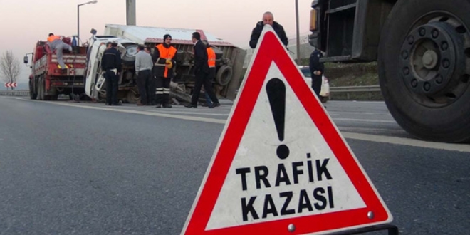 Otostopla bindikleri otomobil kaza yaptı eli koptu