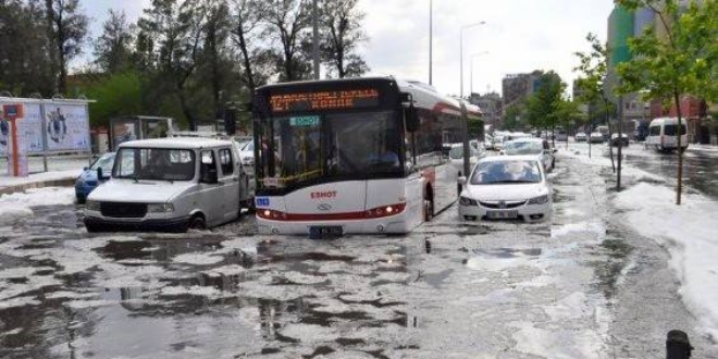 zmir'de kuvvetli saanak ya etkili oldu