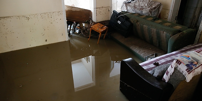 İzmir'de 3 kadın boğulmaktan son anda kurtarıldı