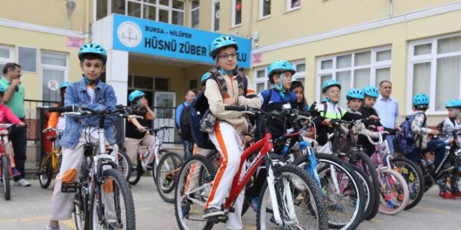 renciler okullarna bisikletle gidiyor
