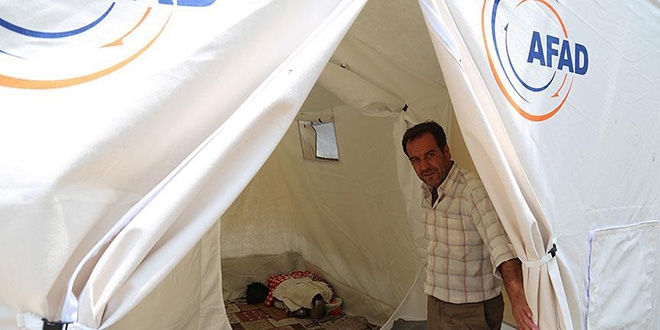 Manisa'daki evleri zarar gören 115 aileye çadır kuruldu