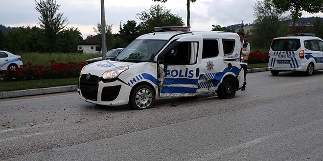 Polis aracı aydınlatma direğine çarptı: 1 yaralı