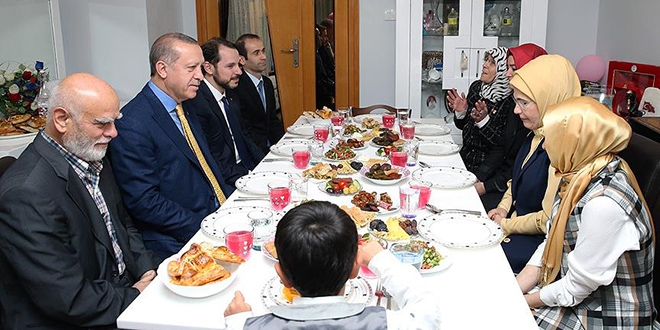 Cumhurbakan Erdoan ehit ailesiyle iftar yapt