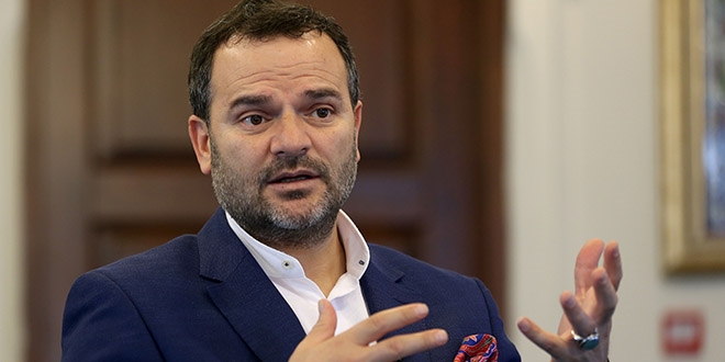 Siyasete giden çok keskin bir virajla değişti
