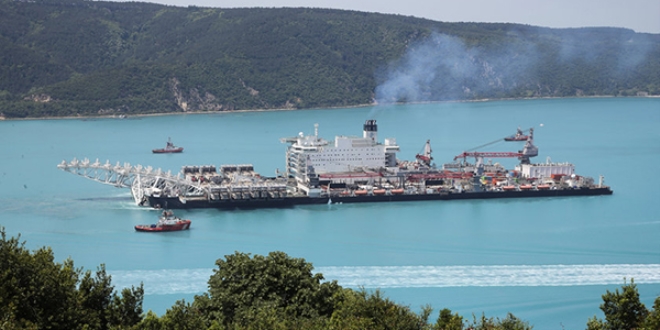 Dev gemi İstanbul Boğazı'nı 6 saatte geçti