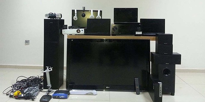 Okuldan çaldıkları eşyayı internetten satışa çıkardılar
