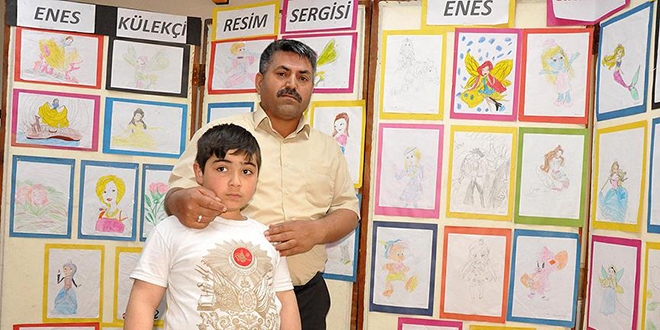 Minik ressam 7 yaşında ilk sergisini açtı