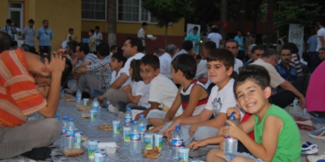 Batman'da 500 yetim çocuk için iftar sofrası kuruldu