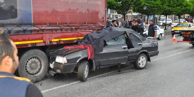 Yozgat'ta otomobil TIR'a arpt: 2 l, 2 yaral