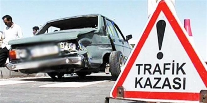 Adana'da otomobil ile kamyon çarpıştı: 1 ölü, 7 yaralı