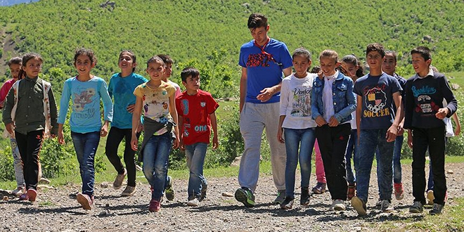 Beden eitimi retmeni, ky ocuklarn sporla buluturdu