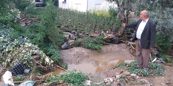 İzmir'de sağanak ve dolu etkili oldu