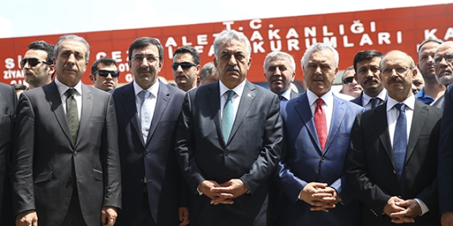 'Adalet haklıya hakkını vermek, haksıza haddini bildirmek'