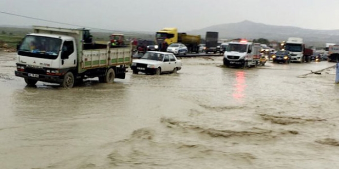 Yağmur sonrası oluşan sel, yolu ulaşıma kapattı