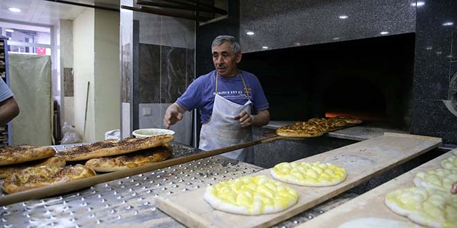 Ekmek paralar da yemekleri de ayn frndan