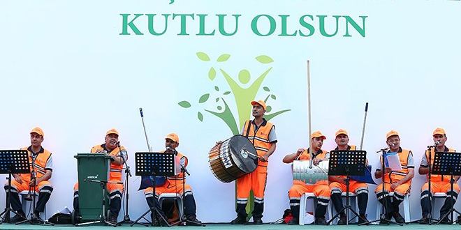Çöpçülerden çöp bidonuyla konser