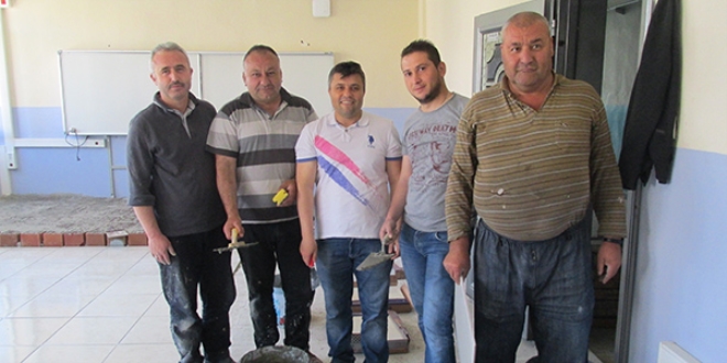 Okulun tadilatını müdür ve öğretmenler yapıyor