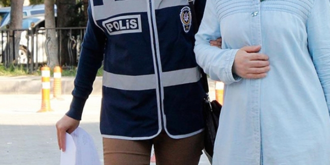 zmir'de FET operasyonu: 3' polis ei, 4 gzalt