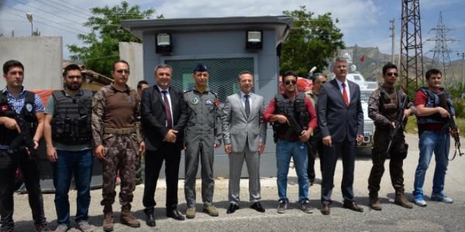 Vali, komutanlarla birlikte operasyon bölgesinde