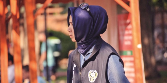 Başörtüsü yerine kumaş başlık