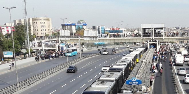 E-5 Otoyolu'nda bir araç metrobüs yoluna girdi