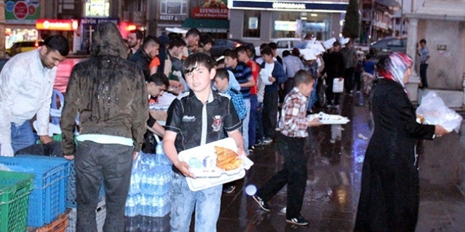 İstanbul'da beklenen şiddetli yağış sokak iftarlarını vurdu