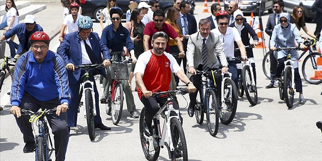 Milletvekilleri Meclis'te bisikletle tur attı