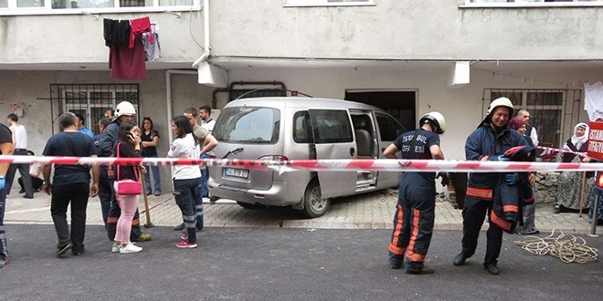 Sancaktepe'de minibüs eve girdi: 2 ölü, 1 yaralı