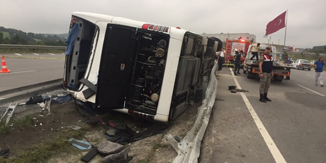 Askerleri taşıyan otobüs devrildi: 1'i ağır 49 yaralı var