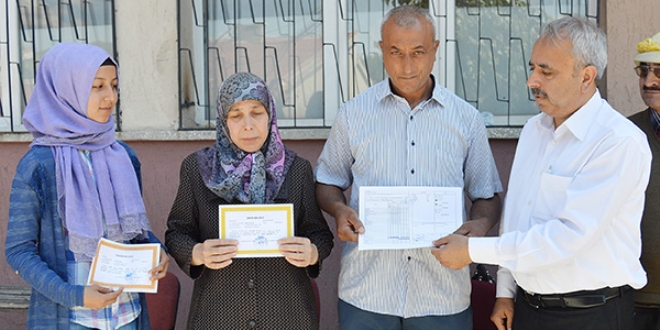 Ölü bulunan lise öğrencisinin karnesini anne ve babası aldı