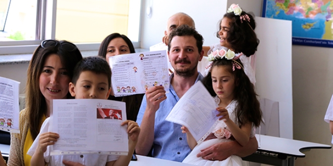 Öğrenciler de ailelerine 'karne' verdi