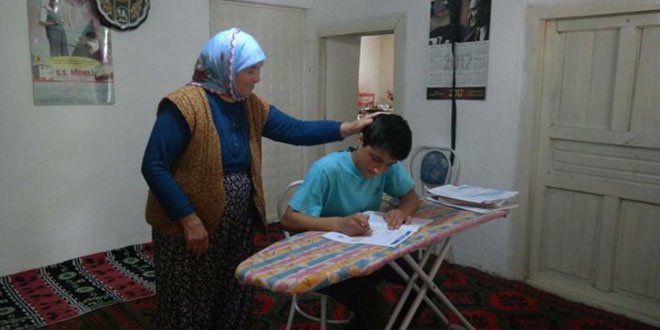 Ütü masasında ders çalışarak, Türkiye ikincisi oldu