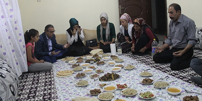 Şırnak Valisi Su, vatandaşın evinde iftar açtı