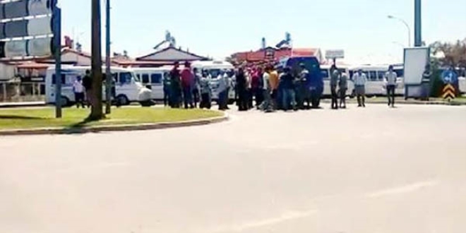 Yolcu yüzünden tartışan minibüsçüler yol kapattı