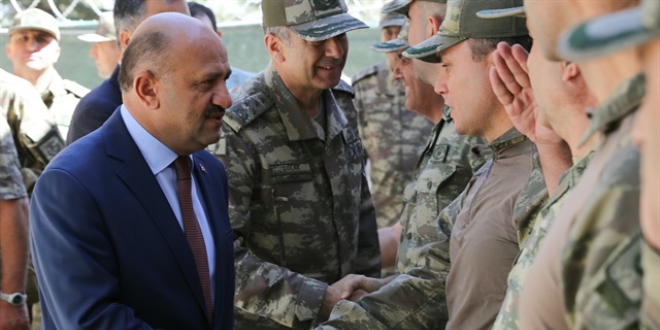 Bakan Işık, sınıra örülen duvar çalışmalarını inceledi