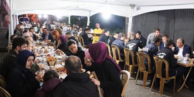 AK Parti'li Karaaslan, polisler ile birlikte sahur yapt