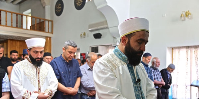 İkiz imamları, cemaat kolay kolay ayırt edemiyor