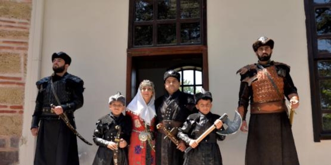 Türbedeki 'saygı nöbeti' ziyaretçi sayısını katladı