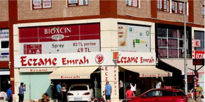 Kontrolden çıkan otomobil eczaneye girdi: 2 yaralı