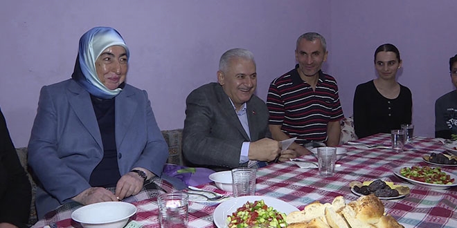 Başbakan, temizlik görevlisinin evinde iftar yaptı